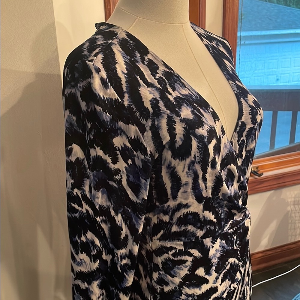 Chico’s Traveler Blue Leopard Faux Wrap Black and White Patterned Dress Size 0 - Picture 7 of 10